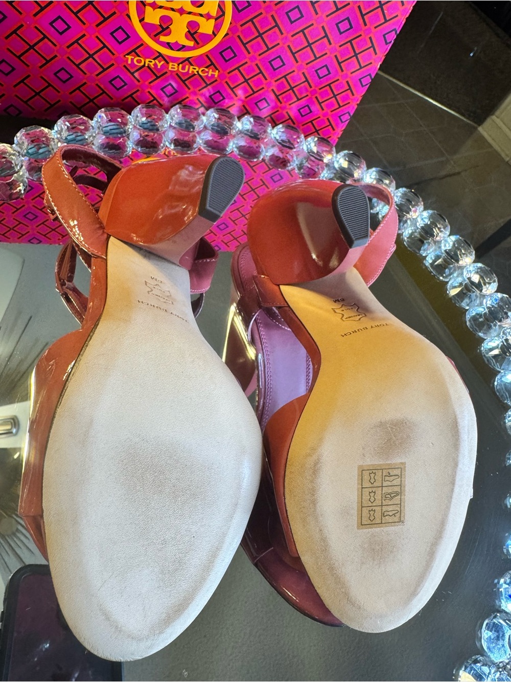 Tory Burch Flower-heeled Patent Leather Ankle-strap Sandals In Light Berry. 8 - Picture 9 of 14